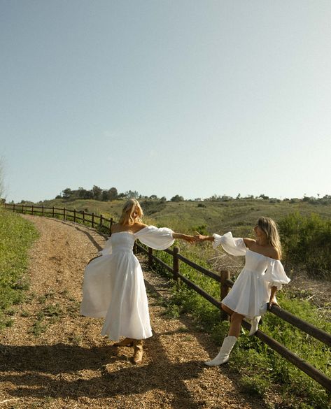 Best friends are the ones who make you laugh a little louder, smile a little brighter, and live a little better 🌸 #TheRoofersGranddaughter ⠀⠀⠀⠀⠀⠀⠀⠀⠀ ⠀⠀⠀⠀⠀⠀⠀⠀⠀ 📷: @estherscanon Laugh Aesthetic, Smiling Aesthetic, Two Sisters Photography, Photoshoot Ideas Best Friends, Sisters Aesthetic, Sister Photography, Country Summer, Friendship Photoshoot, Sisters Photoshoot