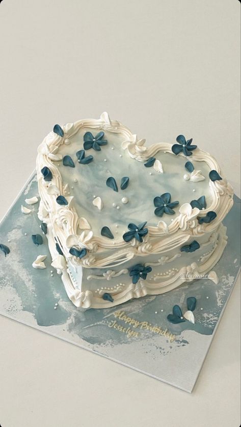 Frosty look cake, heart shaped cake, blue flower decorated cake, white and blue cake aesthetic Aesthetic Cute Cake Ideas, Cake Ideas Book Theme, Aesthetic Cake Designs Cute, Skz Cake Design, Cake Ideas Animals, Kpop Cakes Ideas, Sweet Seventeen Cake, Seventeen Cake Ideas, Enhypen Cake Design