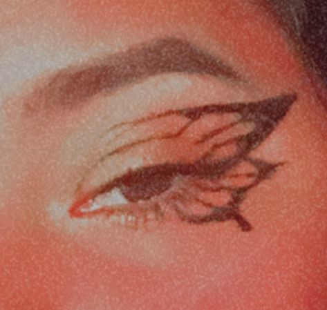 Easy Eyeliner Designs, Monarch Butterfly Eye Makeup, Colored Eyeliner Ideas Simple, Butterfly Graphic Liner, Graphic Eyeliner Ideas For Hooded Eyes, Simple Halloween Eyeliner, Fall Eyeliner, Easy Graphic Eyeliner, Butterfly Liner