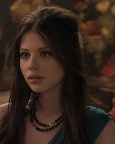 Actresses Dark Hair, Attractive Actors Female, Green Eyed Actresses, Michelle Trachtenberg 2000s, Celebrity Face Claims, Actress Face Claims, Michelle Trachtenberg Now, Brunette Characters, Baddie Women