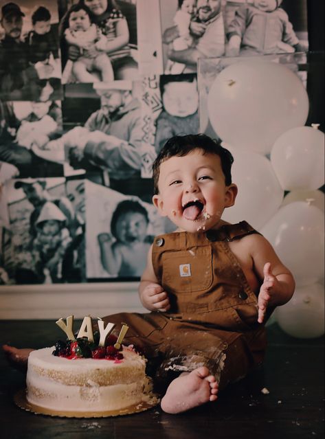 One Year Backdrop, Creative First Birthday Photoshoot, Boy Background Photo, Baby Steak Smash Photoshoot, 1st Birthday Photoshoot Smash Cake, One Year Old Birthday Backdrop, Cake Smash Photos At Home, 1year Birthday Photoshoot Ideas, Diy 1st Birthday Photo Shoot At Home