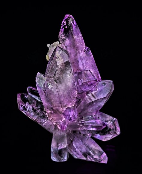 Types Of Crystals, Pretty Rocks, Mineral Stone, Amethyst Cluster, Minerals And Gemstones, Rocks And Gems, Gems And Minerals, Rock Crystal, Stone Rocks