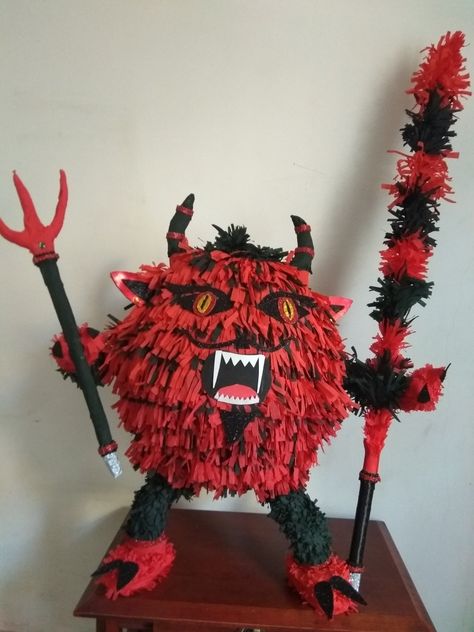 Devil pinata Scary Pinata, Piñata Halloween, Monster Pinata, Halloween Piñatas, Pinata Ideas, Halloween Pinata, Fiesta Halloween, Piñata Ideas, Diy Pinata