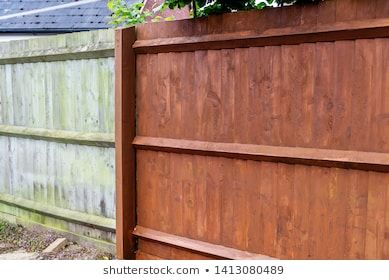 Brown Fence, Fence Paint Colours, Old Wooden Fence, Small Back Gardens, Painting Old, White Fence, Fence Paint, Brown Paint, Fence Ideas