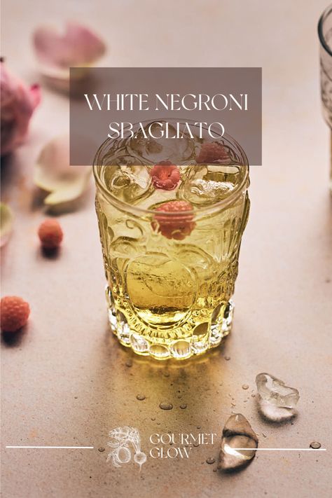 white negroni cocktail photography idea Sbagliato Cocktail, Cocktail Styling, White Negroni, Negroni Sbagliato, Gluten Free Drinks, Ginger Liqueur, Spritz Recipe, Cocktail Photography, Fancy Cocktails