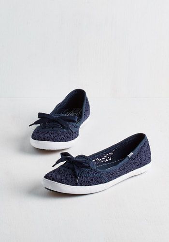 Takes One to Row One Flat in Navy. A day on the water wouldnt be the same without these navy flats by Keds! #blue #modcloth Fashion Shoes Sandals, Vintage Flats, Chic Shoes, Girly Shoes, Simple Wedding, Pretty Shoes, Dress Lace, Casual Shoes Women, Vintage Boho