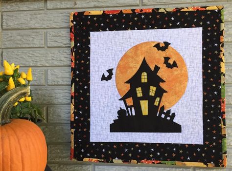 Halloween House Wall Hanging Pattern | Etsy Halloween Quilt Blocks, Halloween Quilt Patterns, Wall Hanging Pattern, Halloween Table Runners, Halloween Quilt, Halloween Sewing, Carte Halloween, Mug Rug Patterns, Hanging Quilts