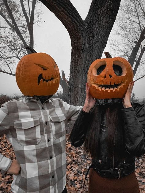 Couple pumpkin head photoshoot at Halloween Pumpkin Head Photoshoot, Head Photoshoot, Pumpkin Heads, Pumpkin Head, Drawing Poses, Scarecrow, Halloween Art, Pumpkin Carving, Art Pictures