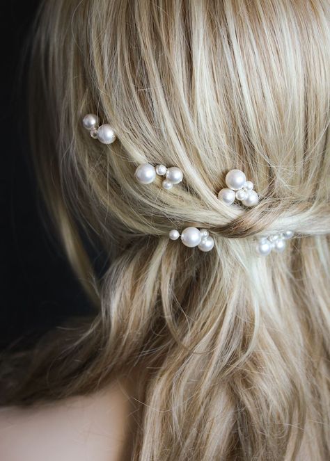 Pearls of Wisdom - A guide to pearl hair accessories 22 Bridal Hair Accessories With Veil, Spring Wedding Accessories, Pearl Wedding Accessories, Pearl Hair Accessories, Bridal Hair Combs Pearl, Pearls Of Wisdom, Pearl Veil, Veil Accessories, Pearl Hair Combs