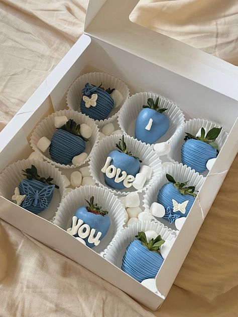 Blue Chocolate Covered Strawberries, Chocolate Covered Desserts, Valentine Strawberries, Sweat Treats, Chocolate Covered Strawberry Recipe, Chocolate Covered Strawberries Bouquet, Chocolate Covered Fruit, Purple Wedding Cakes, Strawberry Wine