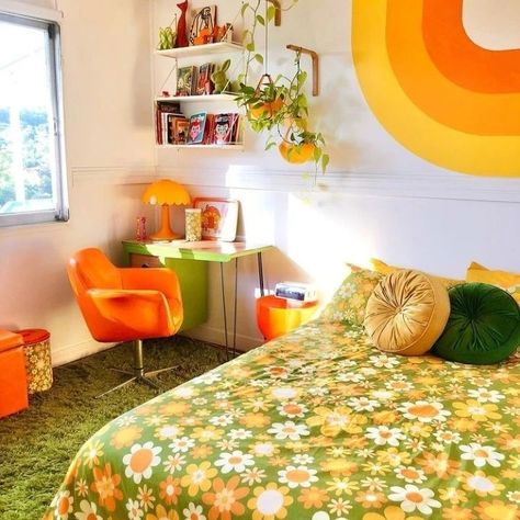 https://www.instagram.com/p/CcKQYCVK5ZU/?igshid=MDJmNzVkMjY= Groovy Bedroom, 70s Room, 70s Interior Design, 70s Interior, Retro Bedrooms, Retro Interior Design, 70s Home, Retro Living Rooms, 70s Home Decor