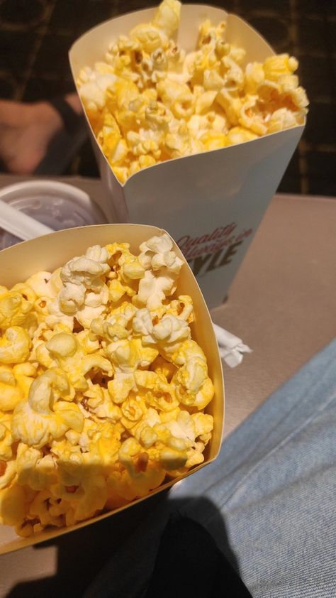 Popcorn Snap, Theatre Popcorn, Theatre Movie, Movie Snacks, With Boyfriend, Food Snapchat, Aesthetic Food, Popcorn, Macaroni And Cheese