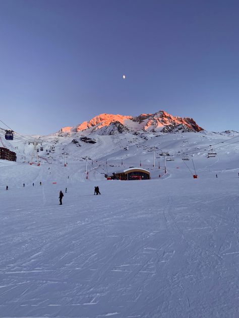 Sunset over skiing resort in VT, french alps Val Thorens Ski, Skiing Resort, Val Thorens, Ski Culture, French Alps, Ski Resort, Mount Everest, Bucket List, Skiing