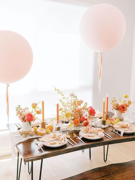 Themed Macarons, Bridal Shower Brunch Decorations, Peach Bridal Showers, Bridal Shower Colors, Brunch Decor, Bridal Shower Inspo, Citrus Wedding, Balloon Tassel, Bridal Shower Backdrop