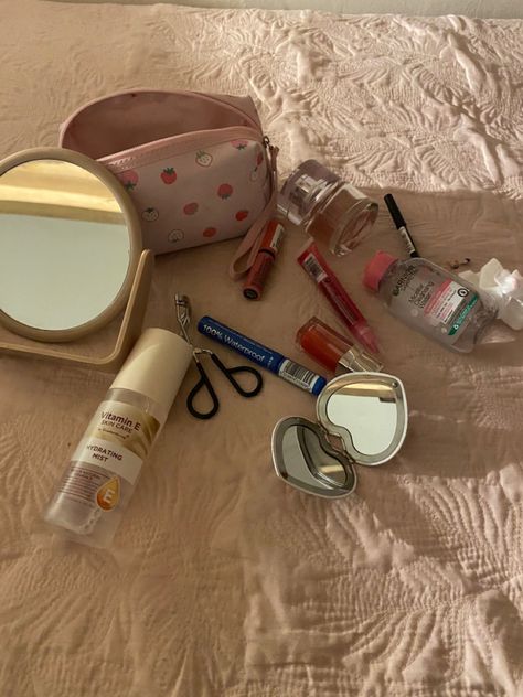 Want Aesthetic, School Backpack Essentials, Everyday Bag Essentials, School Bag Essentials, Makeup Bag Essentials, Backpack Essentials, Inside My Bag, Pouch Makeup, Handbag Essentials