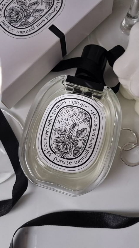 Diptyque Aesthetic, Diptique Candle, Finance Aesthetic, Diy Haircare, Brands Jewelry, Candles Fragrance, Candle Aesthetic, Jewelry Nails, Perfume Scents