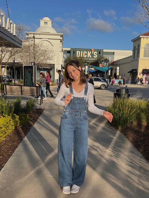 long jean overall with white long sleep and white converse Overalls Outfit Long, Suspenders Women Outfits, Overall Outfit Winter, Long Overalls Outfit, Overall Outfits Fall, Overall Outfits Summer, Jean Overall Outfits, Overalls Outfit Aesthetic, Cute Overall Outfits