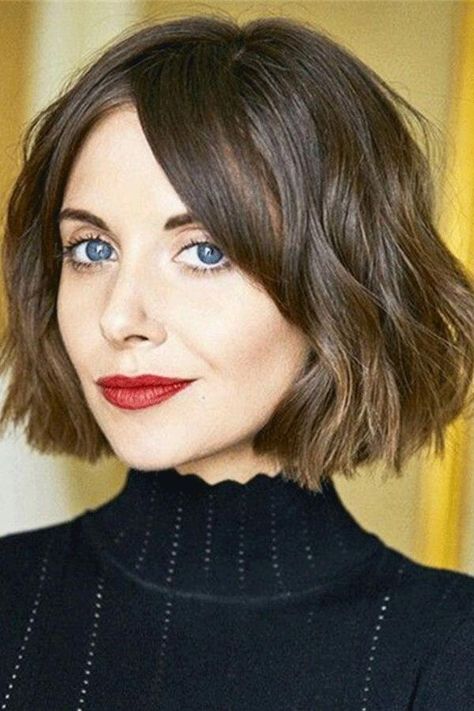 Gray Transition, Easy Haircuts, Messy Bob Haircut, Bob Hairstyles 2018, Curly Crochet Hair Styles, Alison Brie, Wavy Bob Hairstyles, Choppy Bob Hairstyles, Penteado Cabelo Curto