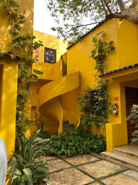 South American Architecture, Modern Mexican Living Room, Mexican Living Room, Luis Barragan Architecture, Mexican Architecture, Living Room Painting, Colour Architecture, Modern Mexican, Room Painting