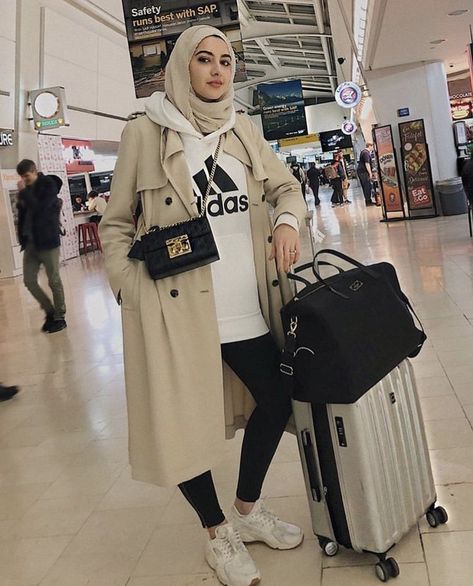 Hijabi Airport Outfit, Outfit Voyage, Outfit Bandara, Airport Ootd, Poses Hijab, Airport Outfit Winter, Outfit Muslim, Fashion Muslimah, Airport Travel Outfits