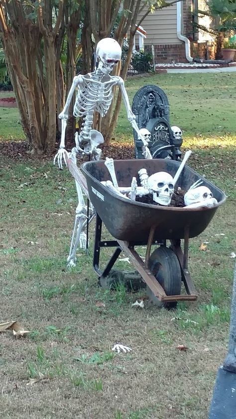 55+ Halloween Front Yard Decor Ideas That Will Give a Haunted Feel to Your House - Gravetics Awesome Outdoor Halloween Decorations, Front Yard Halloween Decorations, Spooky Diy Halloween Decor, Halloween Diy Outdoor, Halloween Outside, Halloween Fest, Creepy Halloween Decorations, Diy Halloween Decor, Adornos Halloween