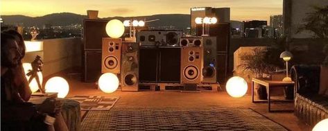 Outdoor Concert Set Up, Live Session Music Set, Band Stage Design, Diy Stage Design, Music Stage Design, Music Video Set Design Ideas, Backyard Concert, Loft Party, Rooftop Concert