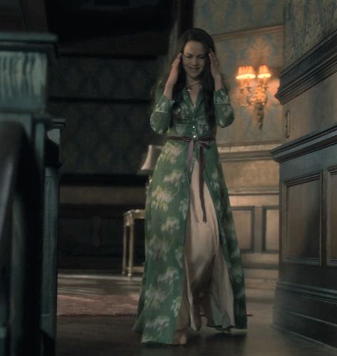 Haunting Of Hill House Olivia, Olivia Crain, Gown Aesthetic, The Haunting Of Hill House, Haunting Of Hill House, Envy Clothing, Carla Gugino, Yennefer Of Vengerberg, Mum Fashion