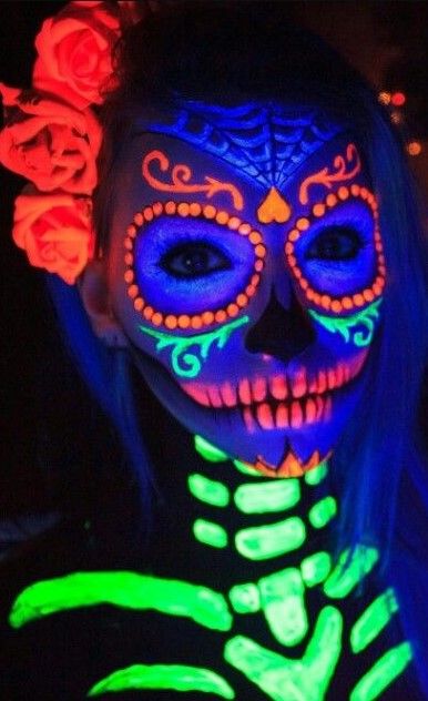 Glow In The Dark Makeup, Glow Face Paint, Black Light Makeup, Uv Face Paint, Neon Face Paint, Cer Nocturn, Uv Makeup, Cute Halloween Makeup, Glow Paint