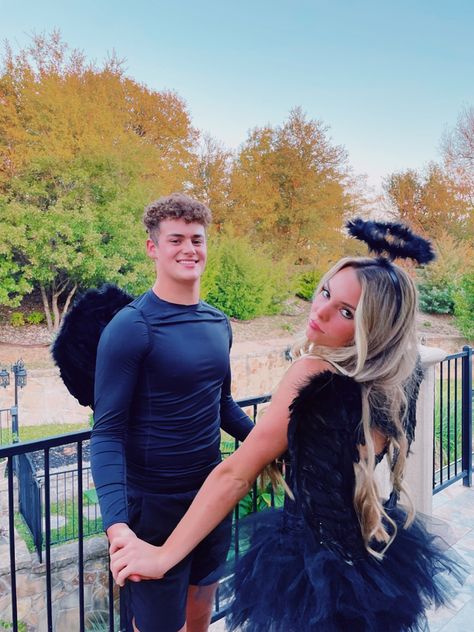 Dark Angel Couple Costume, Every Women Should Read, Hallo Costumes, Dark Angel Costume, Angel Y Diablo, Halloween Parejas, Cute Group Halloween Costumes, Devil Halloween, Costumes Couples