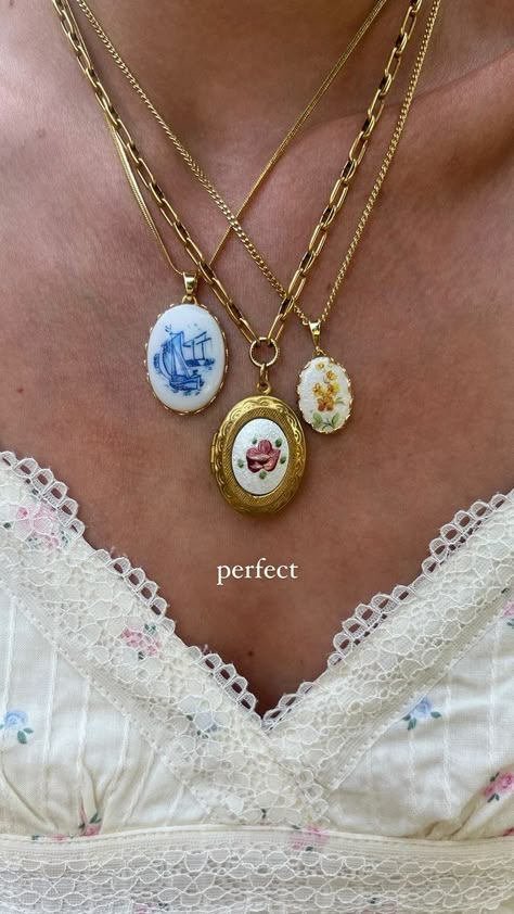 Making Beaded Jewelry Aesthetic, Jewelry Styling Ideas, Dainty Jewelry Stack, Cool Gold Necklaces, 90’s Jewelry, 90s Jewelry Aesthetic, Old Money Jewelry Aesthetic, 2025 Jewelry Trends, Acssesories Aesthetic