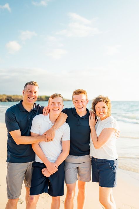 Family Photos Teenage Children Beach, Beach Family Photos Older Siblings, Family Photo At Beach, Family Beach Pictures With Teenagers, Family With Teenagers Photoshoot, Teenage Family Photos, Sibling Beach Pictures, Adult Family Poses, Family Beach Pictures Poses