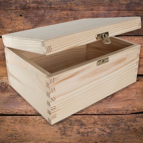 Small Easy Woodworking Projects Diy Wood Box With Lid, Wooden Furniture Plans, Wood Box Design, Small Easy Woodworking Projects, Wooden Box Diy, Keepsake Storage, Wooden Box With Lid, Gift Crates, Chest Storage