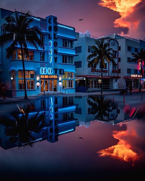 Miami Beach Life on Instagram: “The historic and iconic Colony Hotel on Ocean Drive! The Art Deco district of Miami Beach contains over 960 such historical structures.🏝🧡🏖…” Miami Beach Pictures, Colony Hotel, The Colony Hotel, Miami Life, Beach Tattoo, Miami Beach Florida, South Beach Miami, Ocean Drive, Sun City