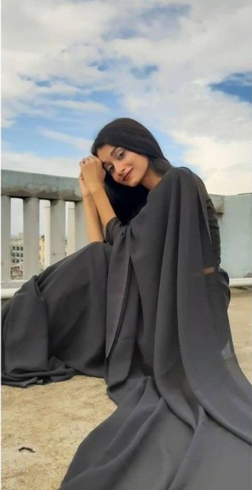 Sharee Photography Poses With Hijab, Terrace Saree Photoshoot, Sari Poses Photo Shoot At Home, Photo Poses In Saree At Home, Aesthetic Saree Poses At Home, Saree Photoshoot Poses At Home, Traditional Saree Poses Photoshoot Ideas At Home, Sari Poses Photo Shoot, Saree Poses At Home