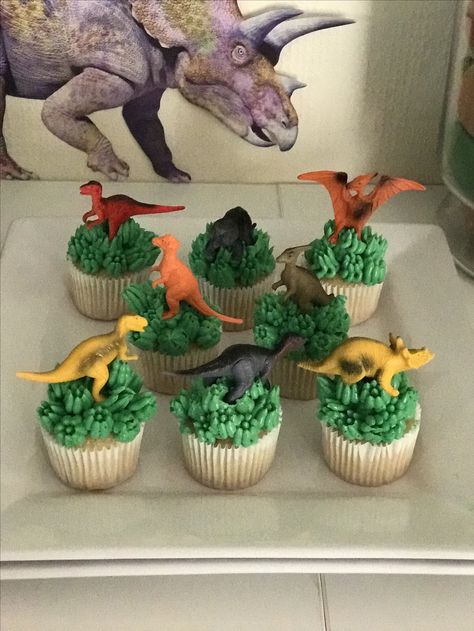 Dinosaur Birthday Party Food, Plastic Dinosaur, Jurassic Park Birthday Party, 4de Verjaardag, Dinosaur Birthday Theme, Dinosaur Cupcakes, Dinosaur Birthday Party Decorations, Dinosaur Birthday Cakes, Dinosaur Themed Birthday Party