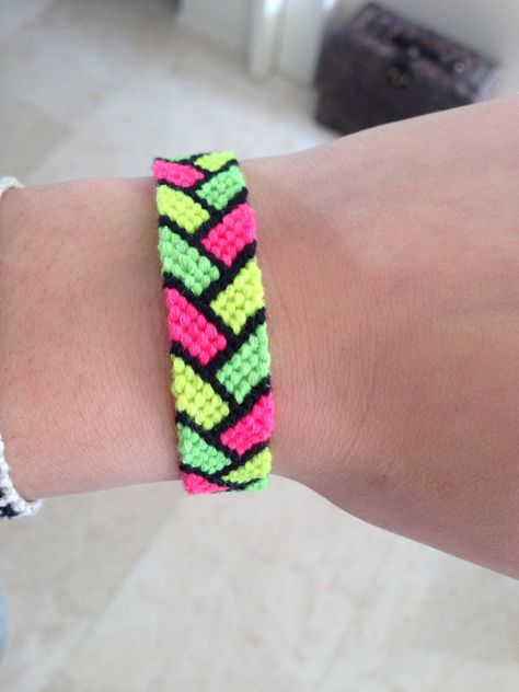 Friendship Bracelet. #Neon Pattern #38170 On Friendship-Bracelets.net Neon Friendship Bracelets, Friendship Bracelet Patterns Easy, Bracelet Craft, Bracelet Inspo, Loom Bracelet, Loom Bracelets, Bracelet Crafts, Friendship Bracelet Patterns, Bracelet Patterns