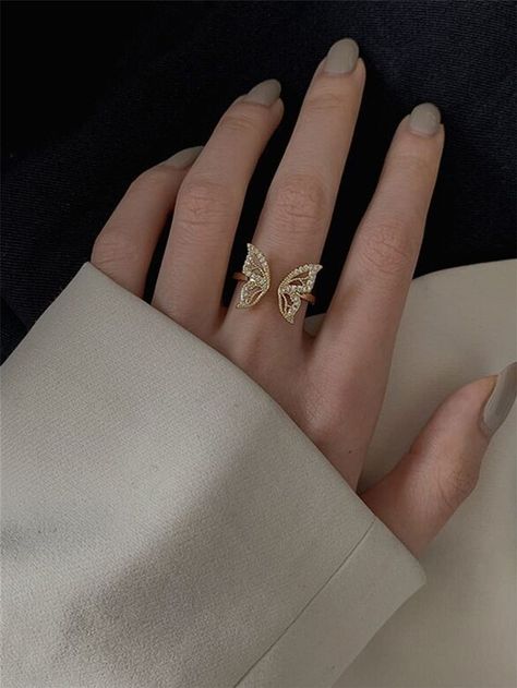 Hand Jewelry Rings, Rings Etsy, Dainty Rings, Pretty Jewelry Necklaces, Diamond Jewelry Designs, Jewelry Accessories Ideas, Girly Accessories, Butterfly Ring, Classy Jewelry