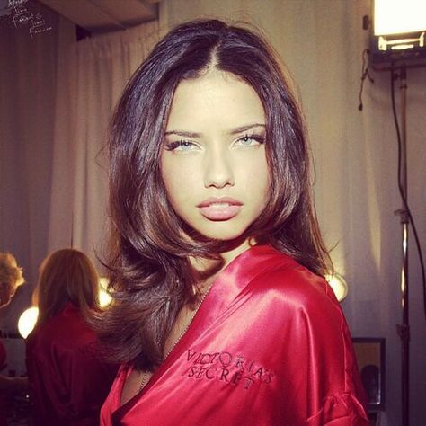 Short hair Adriana Lima Hair, Adrina Lima, Estilo Chola, Adriana Lima Young, Adriana Lima Style, Adriana Lima Victoria Secret, Vs Models, Victoria Secret Fashion, Victoria Secret Fashion Show