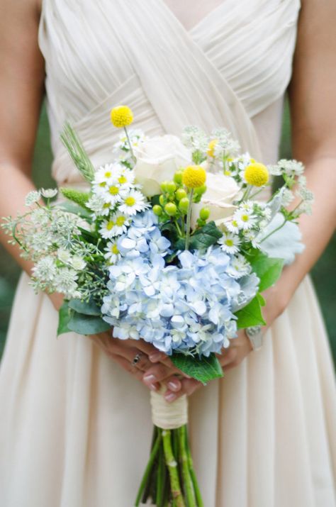 Hydrangea Daisy Bouquet Yellow Bridal Bouquets, Bouquets Diy, Wedding Cake Fresh Flowers, Billy Balls, Daisy Wedding, Daisy Bouquet, Unique Wedding Flowers, Wedding Cakes Blue, Spring Wedding Flowers