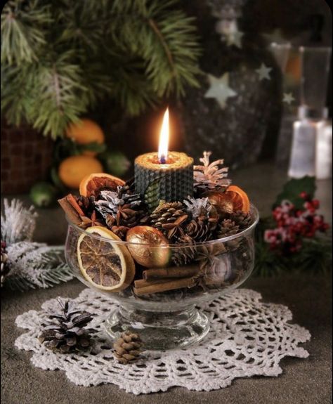 Christmas Candle Centerpiece, Jul Diy, نباتات منزلية, Deco Table Noel, Christmas Candle Decorations, Table Scapes, Natural Christmas, Apres Ski, Center Pieces