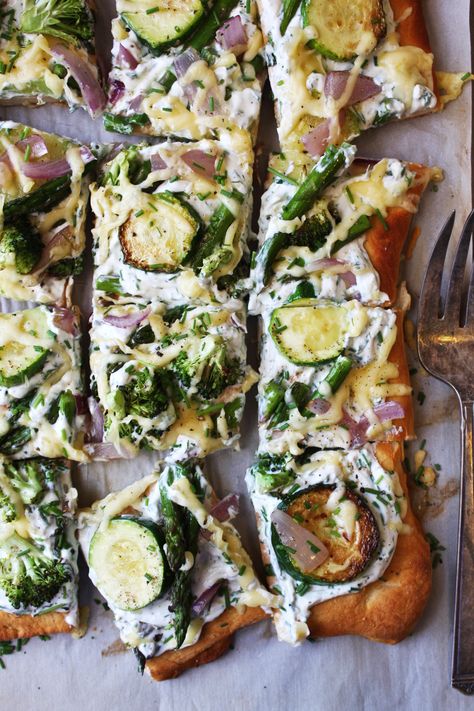 Roasted Veggie Tart with Gouda and Herbed Cream Cheese Veggie Pizza Appetizer, Herbed Cream Cheese, Veggie Tart, Savory Pies Recipes, Easy Bake Oven, Cheese Pastry, Herb Cheese, Holiday Party Foods, Veggie Pizza