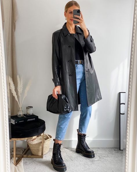 Black Mom Jeans Outfit Winter, Dr Martens Boots Outfit, Black Mom Jeans Outfit, Leather Coat Outfit, Mode Pastel, Mom Jeans Outfit Winter, Minimalist Moda, Dr Martens Outfit, Outfit Botas