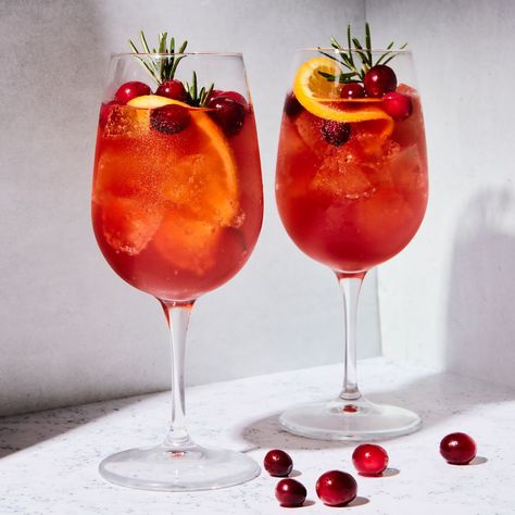 Cranberry Aperol Spritz Aperol Spritz Recipe, Xmas Drinks, Spritz Recipe, Perfect Roast Chicken, Cocktail Juice, Cranberry Juice Cocktail, Holiday Brunch, Christmas Cocktail, Xmas Eve