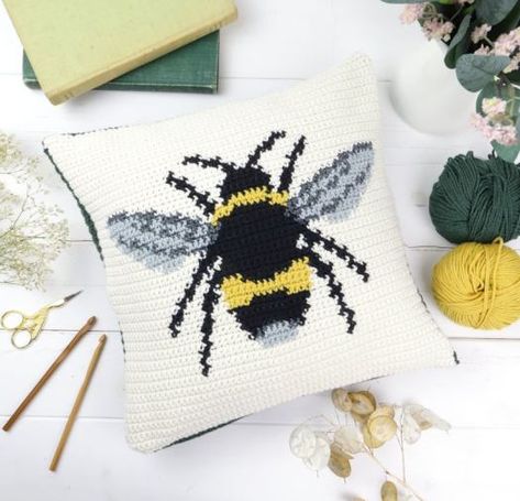 Crochet Intarsia, Bee Pillow, Modern Haken, Crochet Cushion Pattern, Cushion Cover Pattern, Pillow Patterns, Animal Cushions, Crochet Cushion Cover, Crochet Pillow Pattern