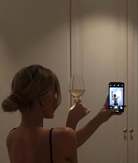 Foto Tips, Foto Poses, Classy Aesthetic, Instagram Pose, Instagram Photo Inspiration, Glass Of Wine, Rich Girl, 가을 패션, Instagram Inspo