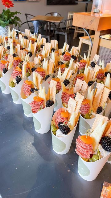 Fashion Show Food Ideas, Pickleball Bachelorette, Charcuterie Cup, Cheap Party Food, Box Regalo, Charcuterie Cups, Fresh Snacks, Wedding Appetizers, Charcuterie Inspiration