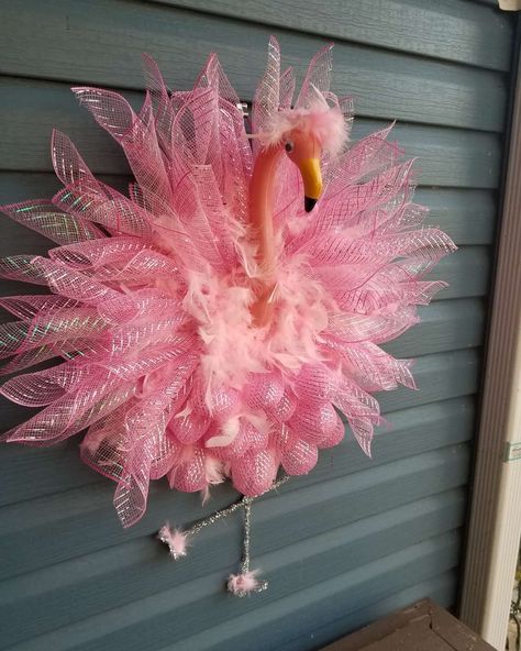 Flamingo Diy Decor, Pink Flamingo Christmas Tree, Diy Flamingo Ornament, Flamingo Christmas Tree Ideas, Flamingo Wreath Diy, Dollar Tree Flamingo Crafts, Flamingo Wreath Ideas, Pink Flamingo Wreath, Animal Wreaths