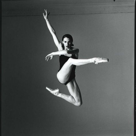 Ballerina Jump, Ballet Jumps, Dance Jumps, Dance Picture Poses, Dance Photography Poses, Ballet Poses, Ballet Photos, Ballet Photography, Dance Photos