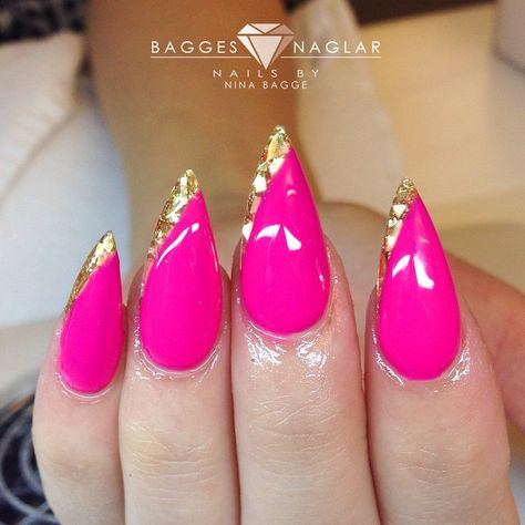 1,181 Likes, 26 Comments - Bagge's Naglar (@baggesnaglar) on Instagram: “U like them? neon pink and gold ” Hot Pink And Gold Nails, Pink And Gold Nails, Gold Stiletto Nails, Hot Pink And Gold, Manicured Nails, Wow Nails, Hot Pink Nails, Shiny Nails, Get Nails