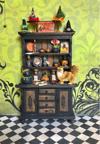 Witch Diorama, Witch Dollhouse, Haunted Dollhouse Diy Ideas, Witch Miniatures, Halloween Dollhouse Miniatures, Witches Cottage Dollhouse, Miniature Witch Hat, Witchy Miniatures, Witch Dollhouse Miniatures